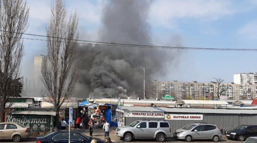 На рынке «Березняки» сгорели несколько торговых павильонов