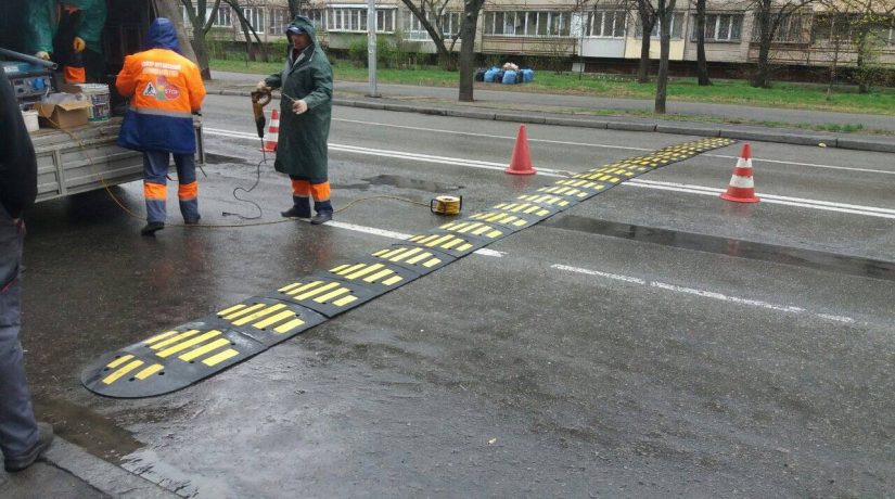 По улице Челябинской повышена безопасность движения возле паркинга
