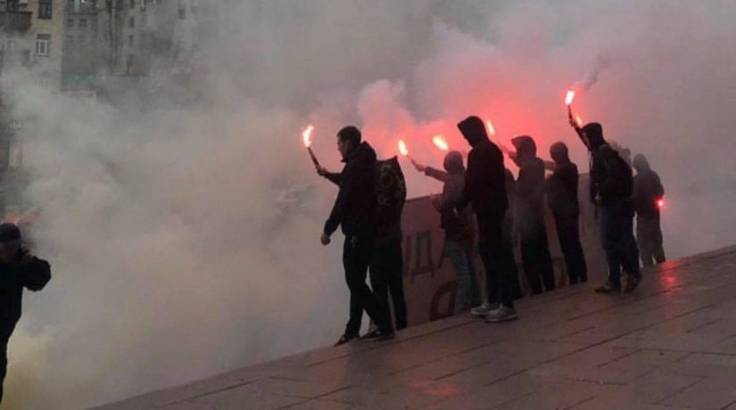 Из-за «фаер-шоу» митингующих Крещатик затянуло дымом