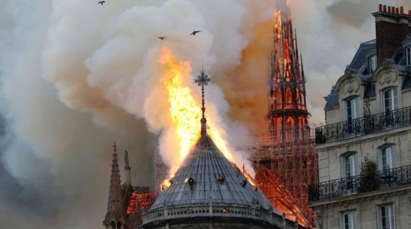 Порошенко выразил соболезнования в связи с пожаром в соборе Нотр-Дам