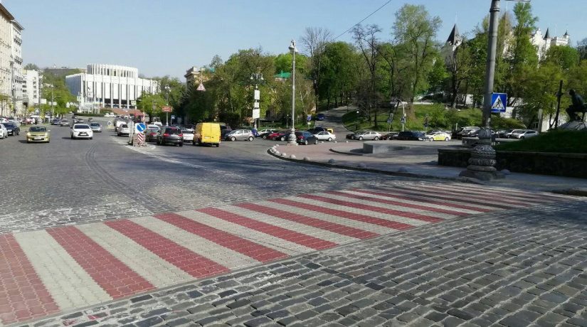 На улице Грушевского появился пешеходный переход из цветной брусчатки