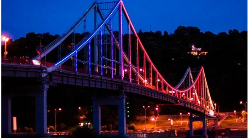 Парковый мост подсветят красным цветом ко всемирному Дню гемофилии