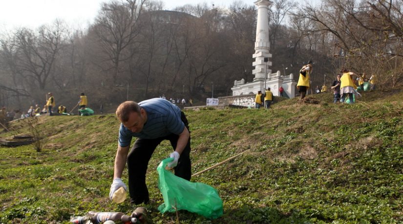 Киян кличуть на масове прибирання міста від сміття. Що з собою брати