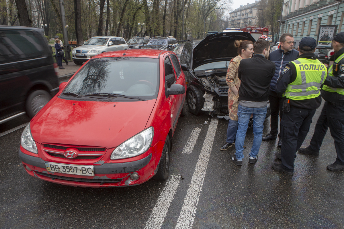 Пожар в доме. Пожар. Смерть и мужчина в остановке. Чп киев. Чп киев.