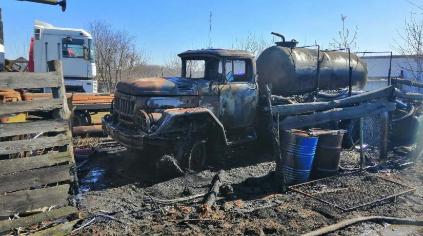 В Киевской области из-за выжигания сухой травы сгорел автомобиль