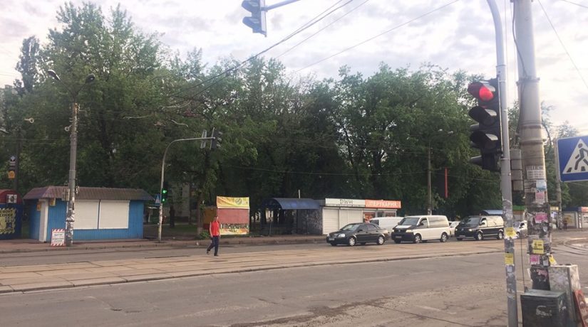 На улице Бориспольской заработал новый светофор