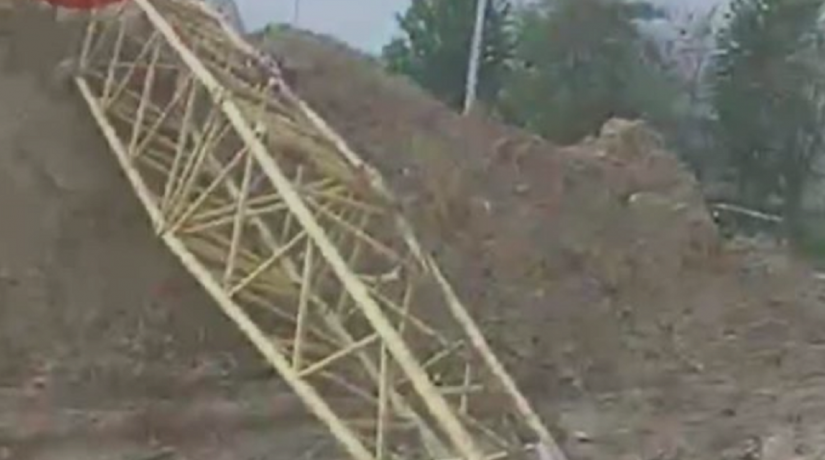 При строительстве высотки в пригороде Киева упал башенный кран