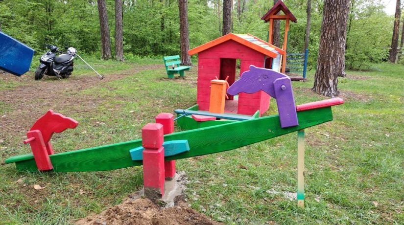 В Святошинском лесопарковом хозяйстве установили новую детскую площадку