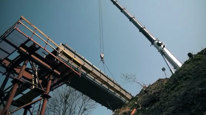 Кличко показал видео строительства пешеходного моста «за пять минут»