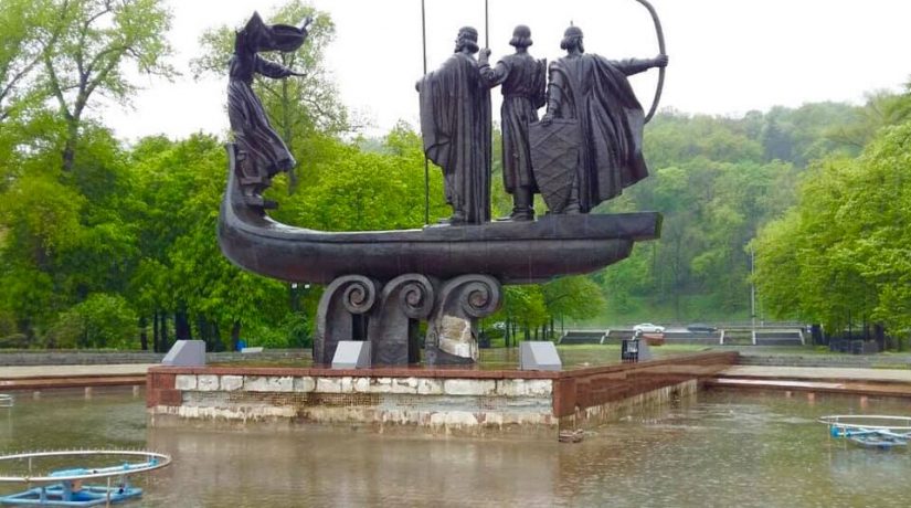 В Киеве разрушается памятник основателям города