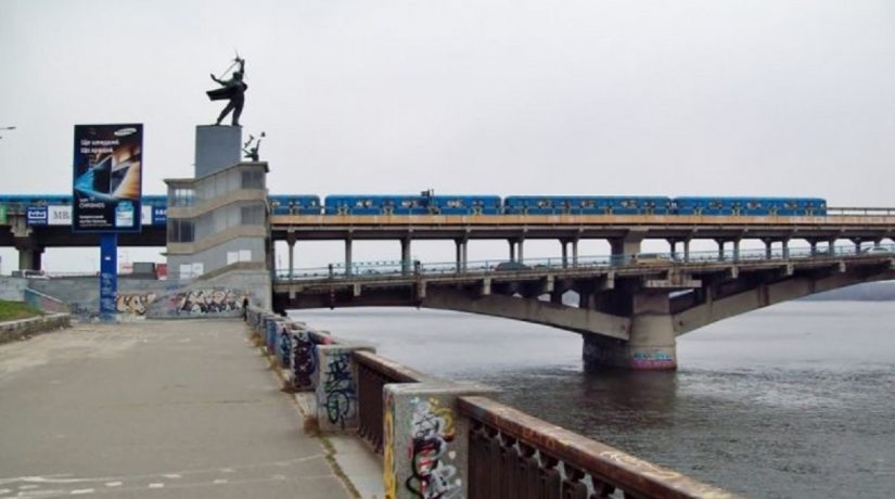 Водолазы спасли женщину, упавшую с моста Метро в Днепр