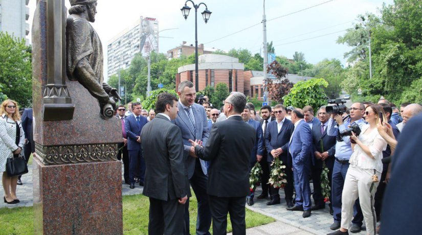В Киеве открыли памятник азербайджанскому поэту и мыслителю Имадеддину Насими