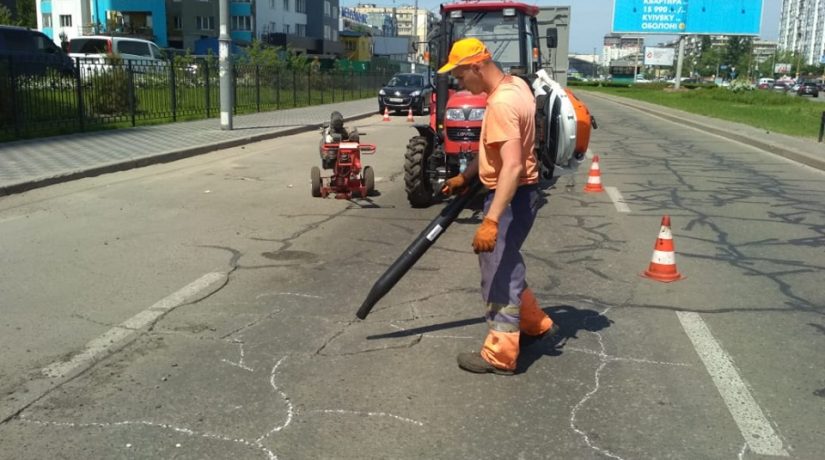 «Киевавтодор» получил сертификат за ремонт дорог методом заливки трещин