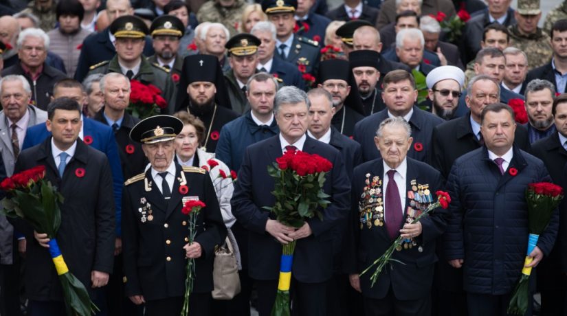 Президент вместе с ветеранами почтил память погибших