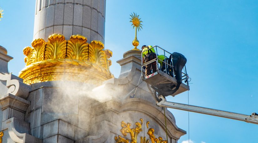 В центре Киева помыли Монумент Незалежности