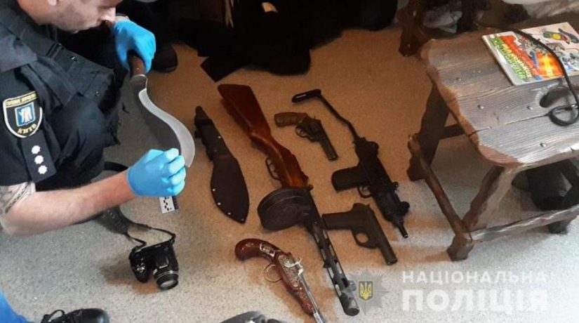 В квартире, из которой выпал ребенок, полицейские изъяли арсенал оружия