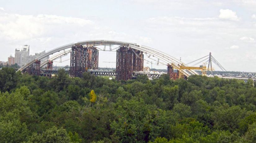 На Подольско-Воскресенском мосту демонтируют старый кран