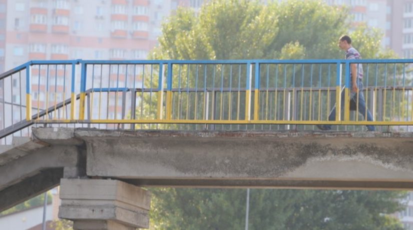 До середины лета по мосту на ул.Саперно-Слободской ограничат движение пешеходов
