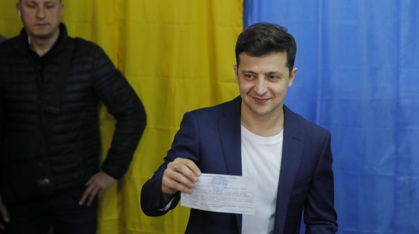 Суд оштрафовал Зеленского за демонстрацию избирательного бюллетеня