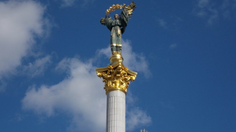 В центре столицы помоют Монумент Незалежности