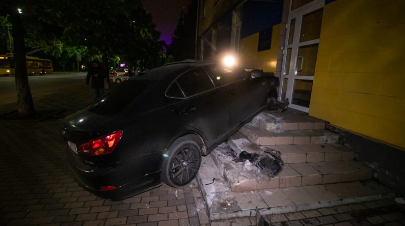 На Севастопольской площади Lexus вылетел на тротуар и врезался в пятиэтажку