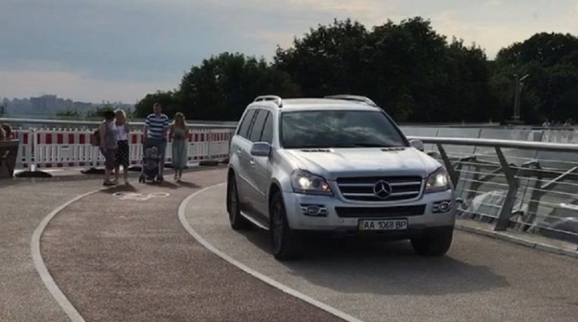 Водителя Mercedes, выехавшего на пешеходный мост, вызвали в полицию