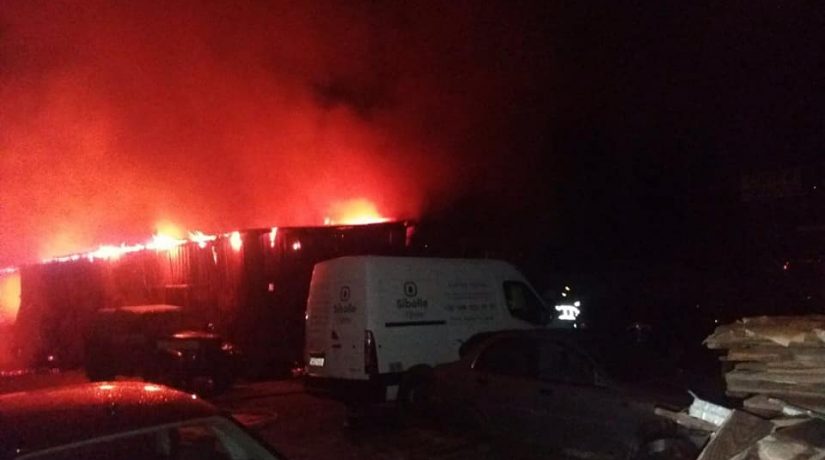 В Днепровском районе при пожаре территории автобазы сгорели три авто