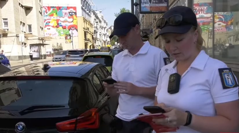 Кличко показал, как работают в Киеве инспекторы по парковке