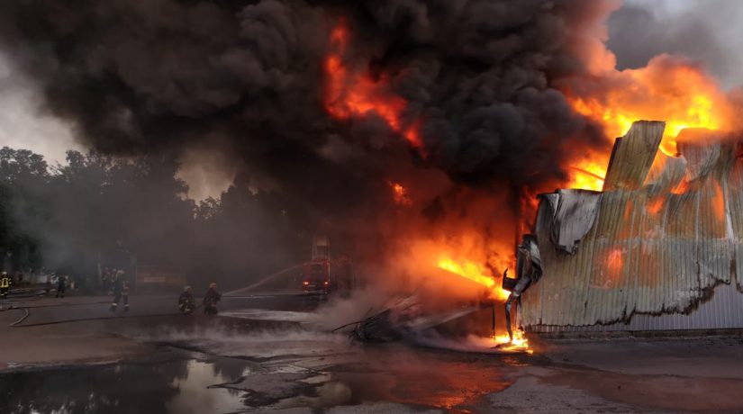 На Борщаговке произошел сильный пожар на складах с секонд-хендом
