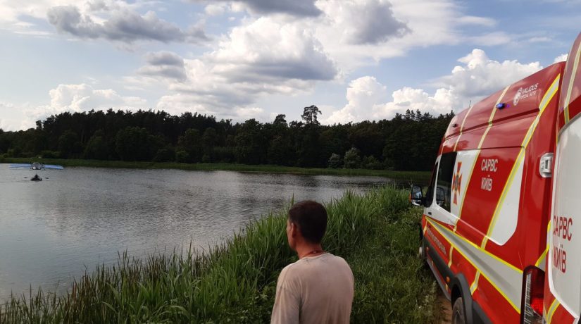 В Киеве спасли членов экипажа самолета, упавшего в воду