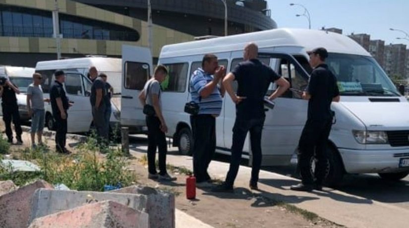 В Киеве неизвестные в балаклавах бросили коктейли Молотова в маршрутки