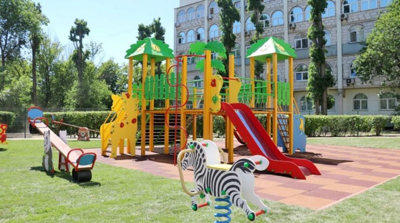В Киеве появилась первая детская площадка на территории роддома
