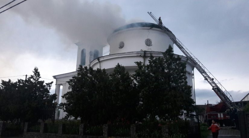 В Богуславе из-за попадания молнии загорелся купол храма