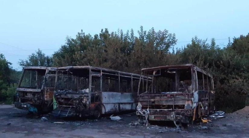 В Макаровском районе неизвестные подожгли маршрутные автобусы