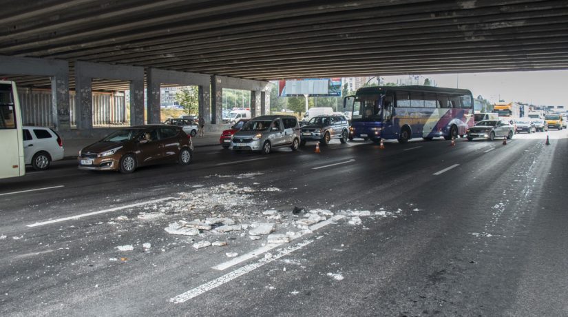 Возле метро «Осокорки» упавший кусок путепровода повредил автомобиль