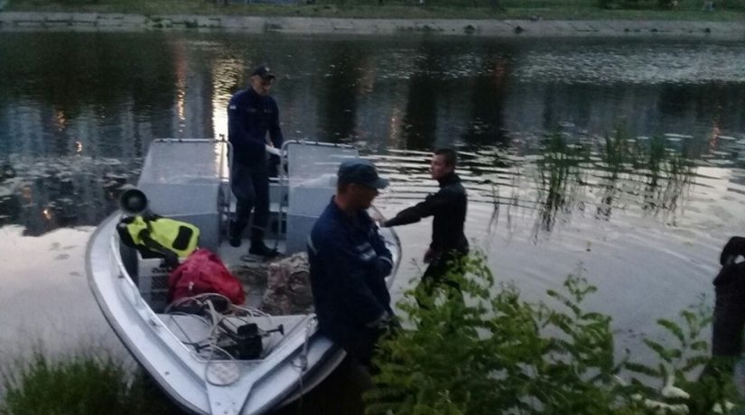 Столичные спасатели достали из Русановского канала тело мужчины
