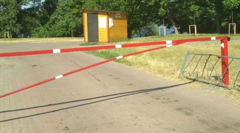 В парке на Русановской набережной восстановили ограждение и шлагбаум