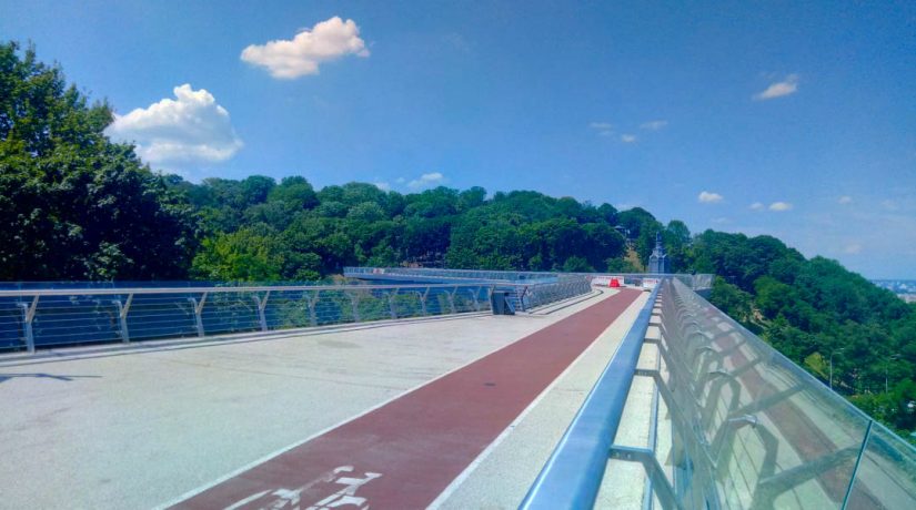 В Киеве закрыли пешеходно-велосипедный мост