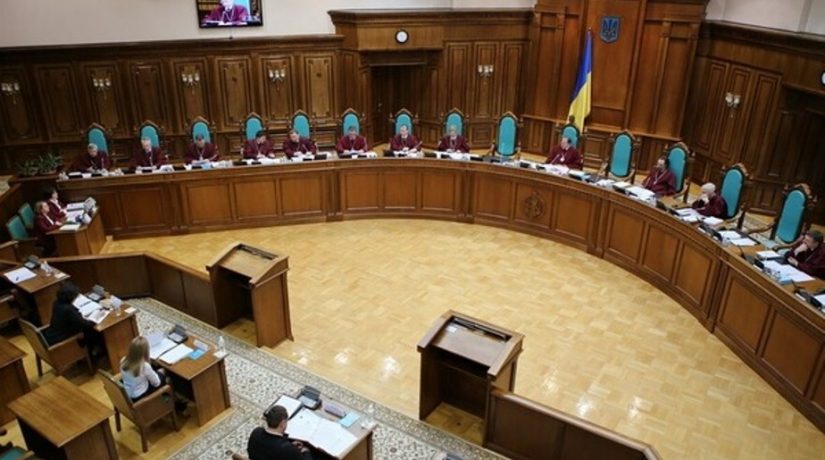 КСУ признал конституционным указ Зеленского о роспуске Рады