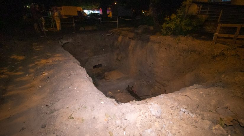 В Соломенском районе мужчина во дворе дома упал в яму