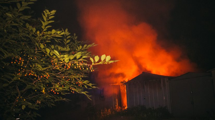 На улице Ярмолы во дворе жилого дома сгорели гаражи