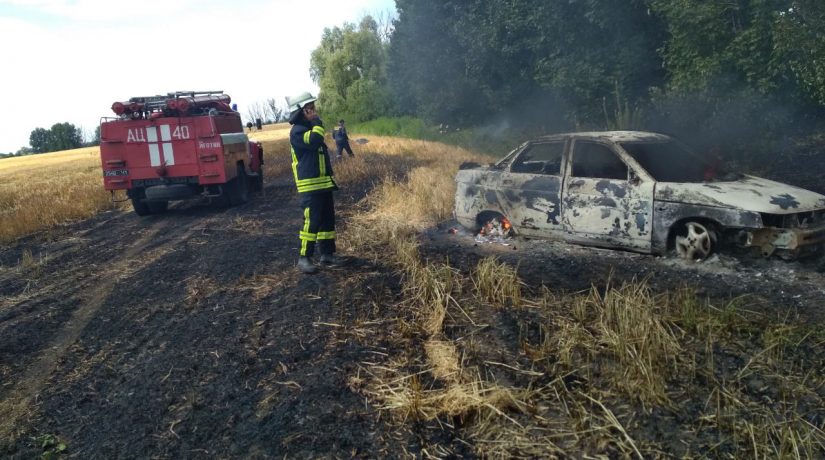 В Киевской области загоревшийся автомобиль спровоцировал пожар на поле