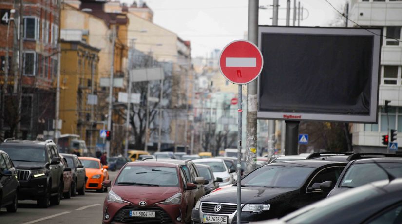 За полгода в Киеве демонтировали свыше 8,5 тысячи незаконных рекламных средств