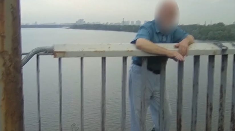 Киевские патрульные спасли мужчину, который хотел прыгнуть с моста в Днепр