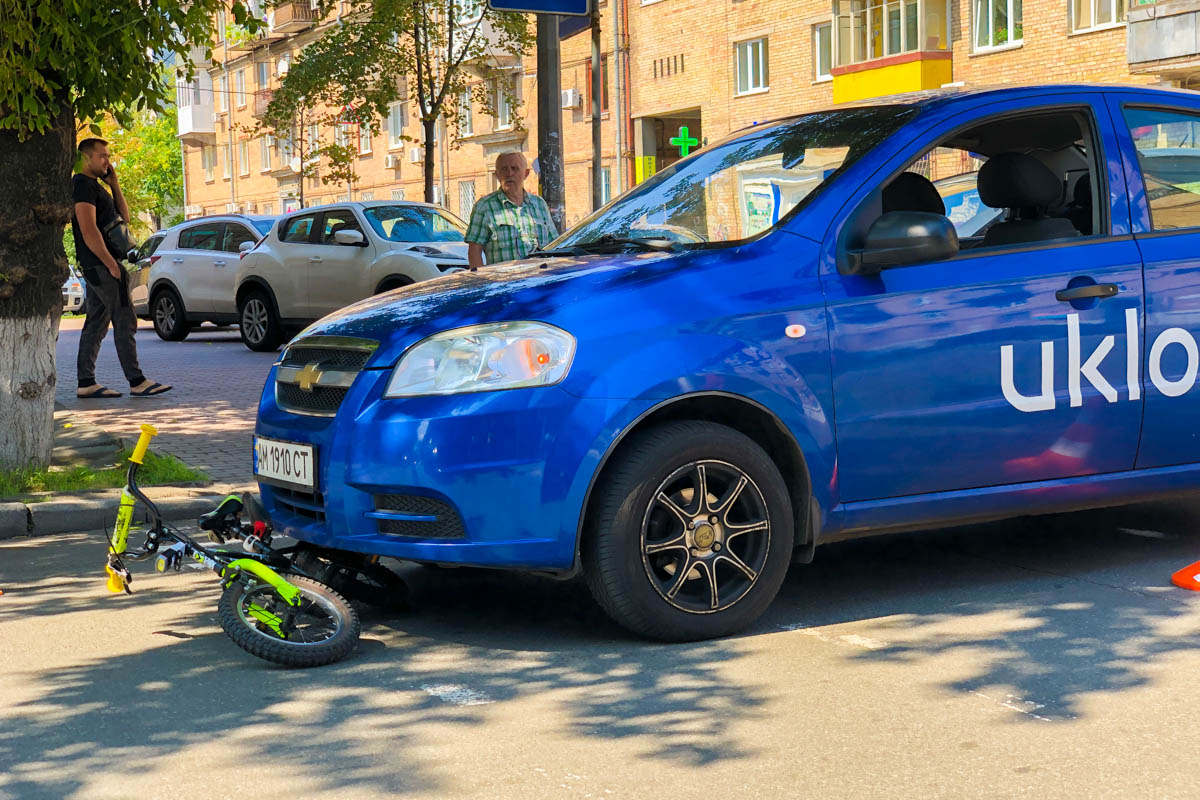 Na Podole Taksist Sbil Rebenka Ehavshego Po Perehodu Na Velosipede