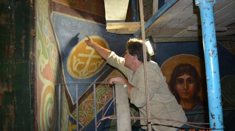 В Кирилловской церкви начали реставрировать настенную живопись