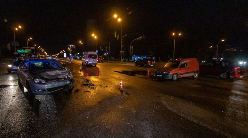 В Киеве из-за неработающего светофора столкнулись два автомобиля