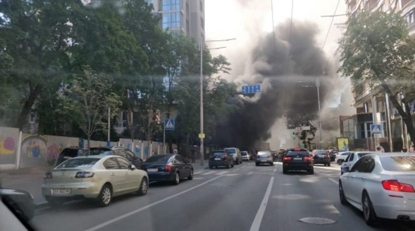 В центре города на территории новостройки горели стройматериалы