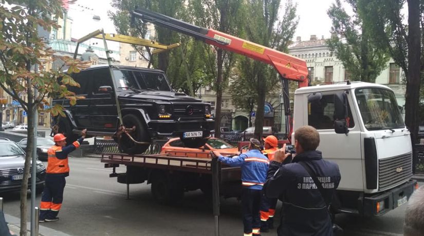 В Киеве эвакуируют припаркованные на полосе общественного транспорта автомобили