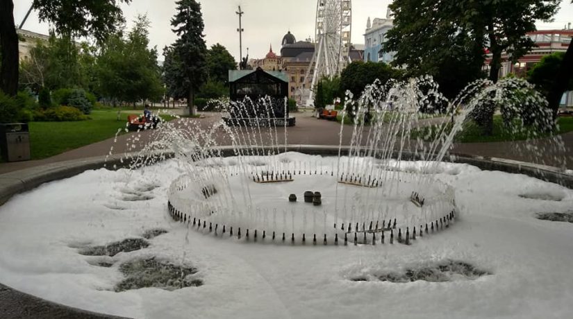 На Контрактовой площади вандалы бросили в фонтан моющее средство